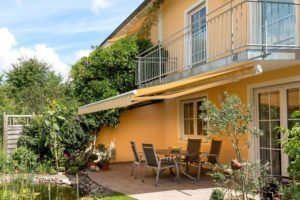 Die Doppelmarkise können Sie bis zu 1,70 m senkrecht herunterfahren, um die Schattenfläche deutlich zu verbessern.