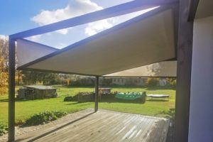 Senkrechtmarkise an der Frontseite sowie eine seitliche Beschattung sind möglich