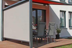Die Pergolamarkise Fame light kann mit einer Senkrechtmarkise erweitert werden. Beide Marksien sind koppelbar, also mit nur einem Motor bedienbar.