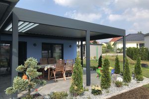 Lamellendach Renson Algarve mit Zwischenpfosten und Glaslamellen