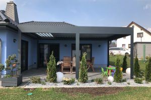 Lamellendach Renson Algarve mit Zwischenpfosten und Glaslamellen