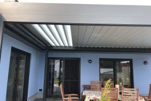 Lamellendach Renson Algarve mit Zwischenpfosten und Glaslamellen