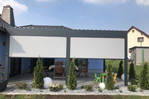 Lamellendach Renson Algarve mit Zwischenpfosten und Screens