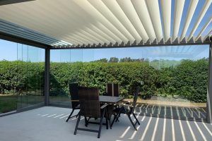 Lamellendach Renson Algarve  mit Glas-Schiebelementen