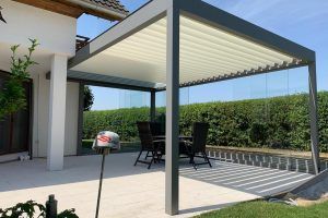 Lamellendach Renson Algarve mit Glas-Schiebeelementen