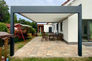 Renson Lamellendach Algarve mit Senkrechtmarkise Fixscreen