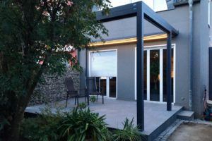 Pergolamarkise Qbus mit zusätzlichen Pfosten und Fixscreen