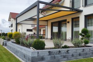 Pergolamarkise Qbus von Nova Hüppe mit Fixscreen