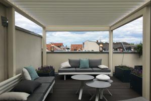 Lamellendach Renson Algarve auf einer Dachterrasse