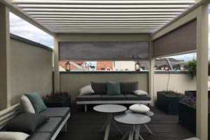 Lamellendach Renson Algarve auf einer Dachterrasse