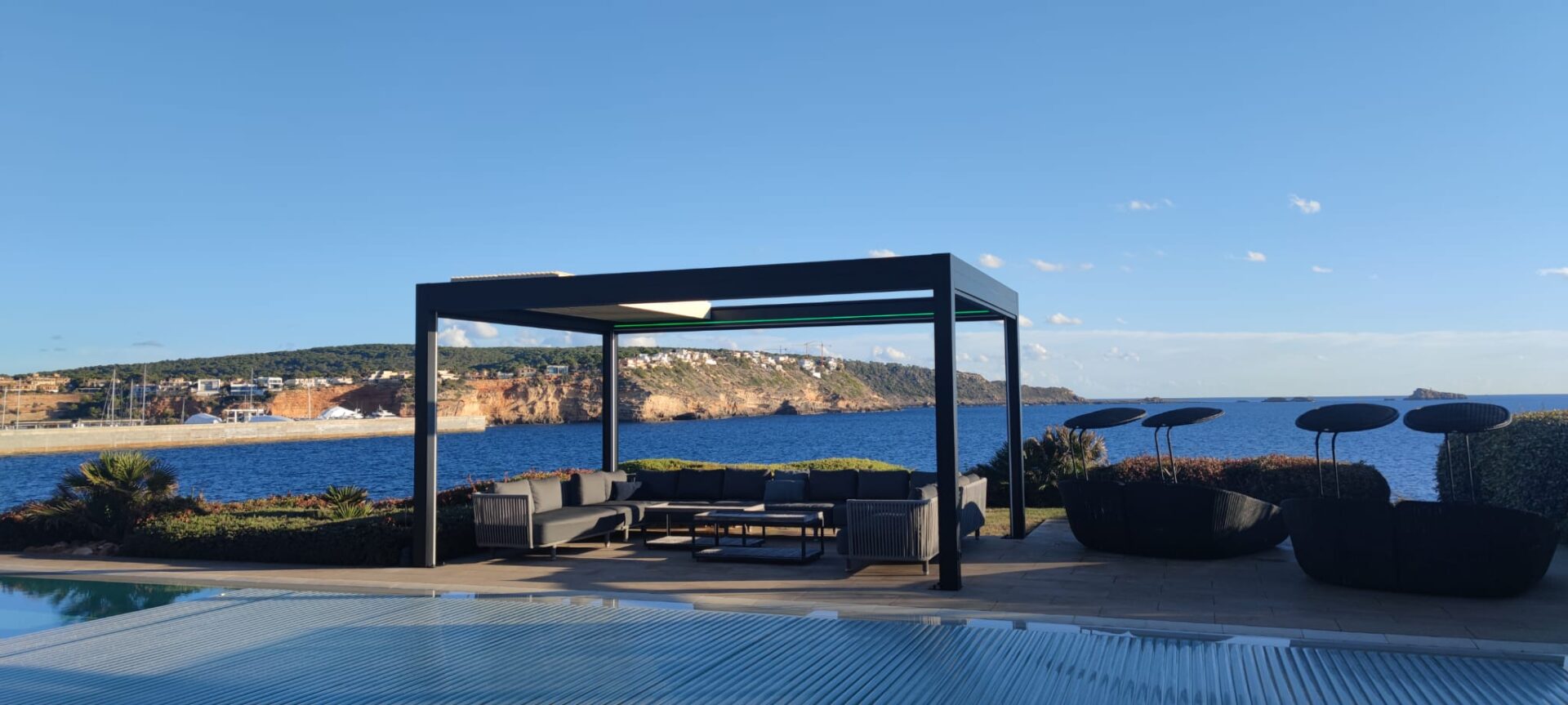 Lamellendach mit Cabrio Funktion.